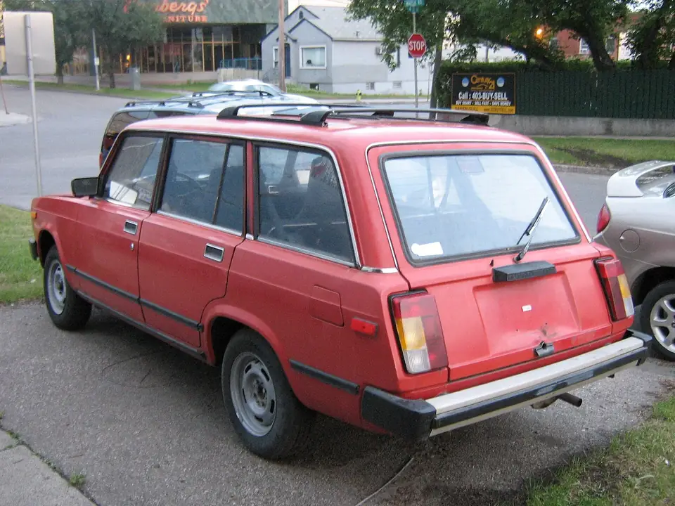 Lada Signet Wagon 1991 г., Канада, сзади три четверти, с багажником на крыше